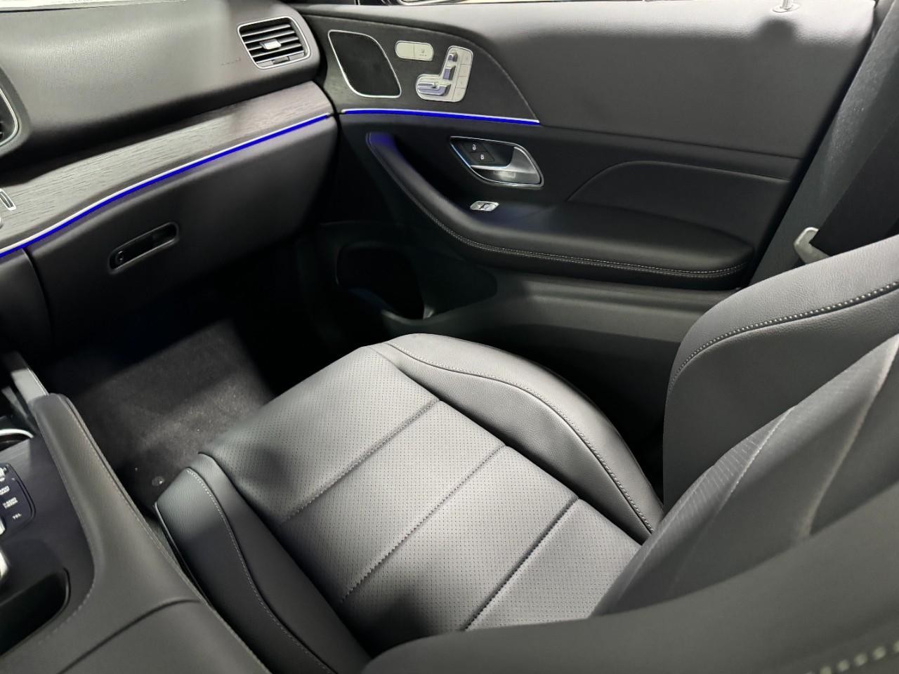 Mercedes-Benz GLE Vehicle Full-screen Gallery Image 17