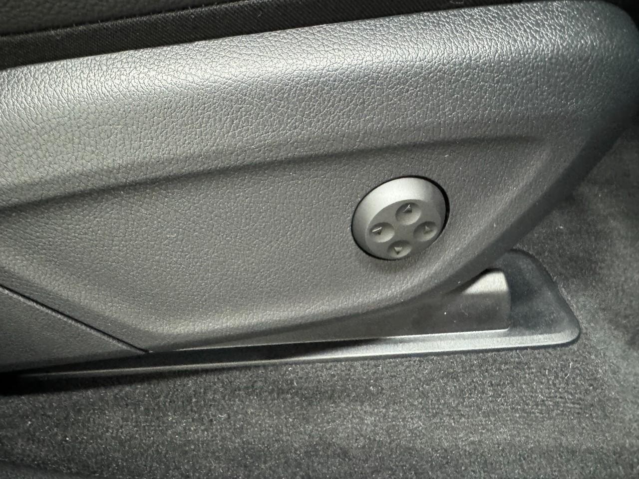 Mercedes-Benz GLE Vehicle Full-screen Gallery Image 20