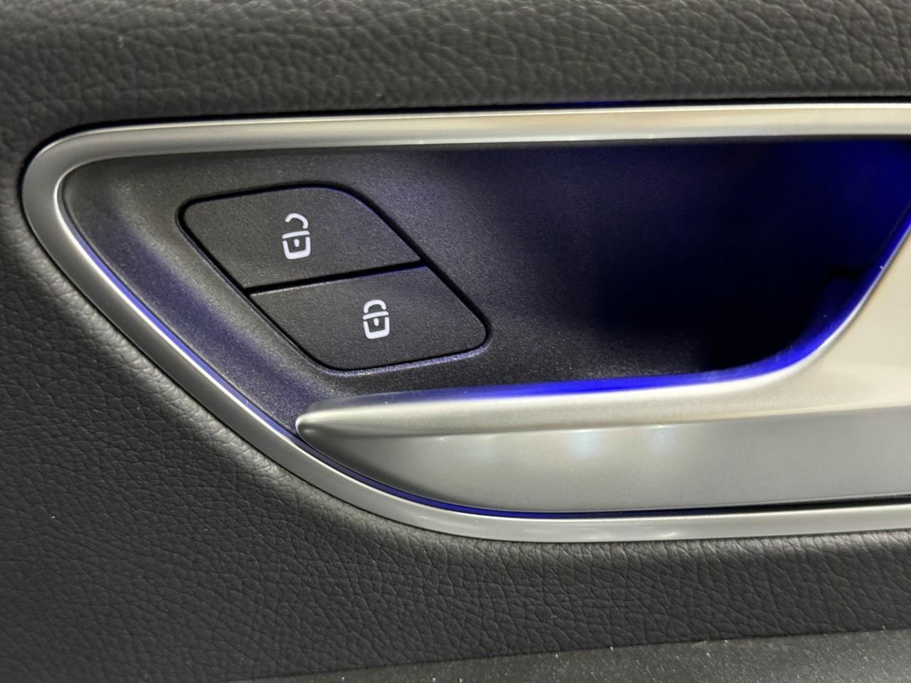 Mercedes-Benz GLE Vehicle Full-screen Gallery Image 22