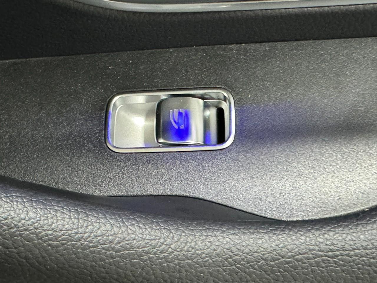 Mercedes-Benz GLE Vehicle Full-screen Gallery Image 23