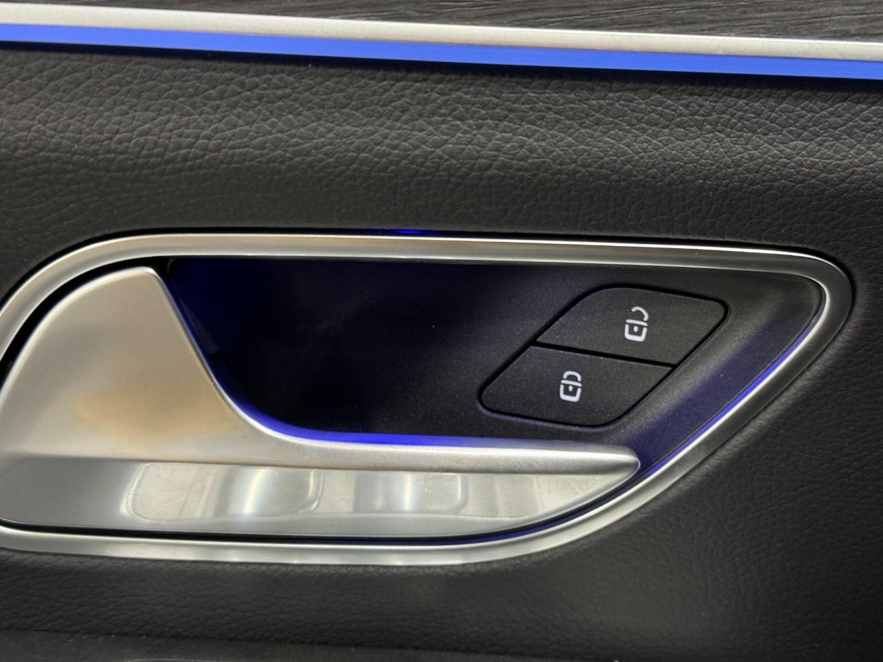 Mercedes-Benz GLE Vehicle Full-screen Gallery Image 25