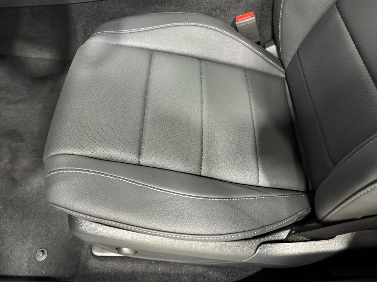 Mercedes-Benz GLE Vehicle Full-screen Gallery Image 29