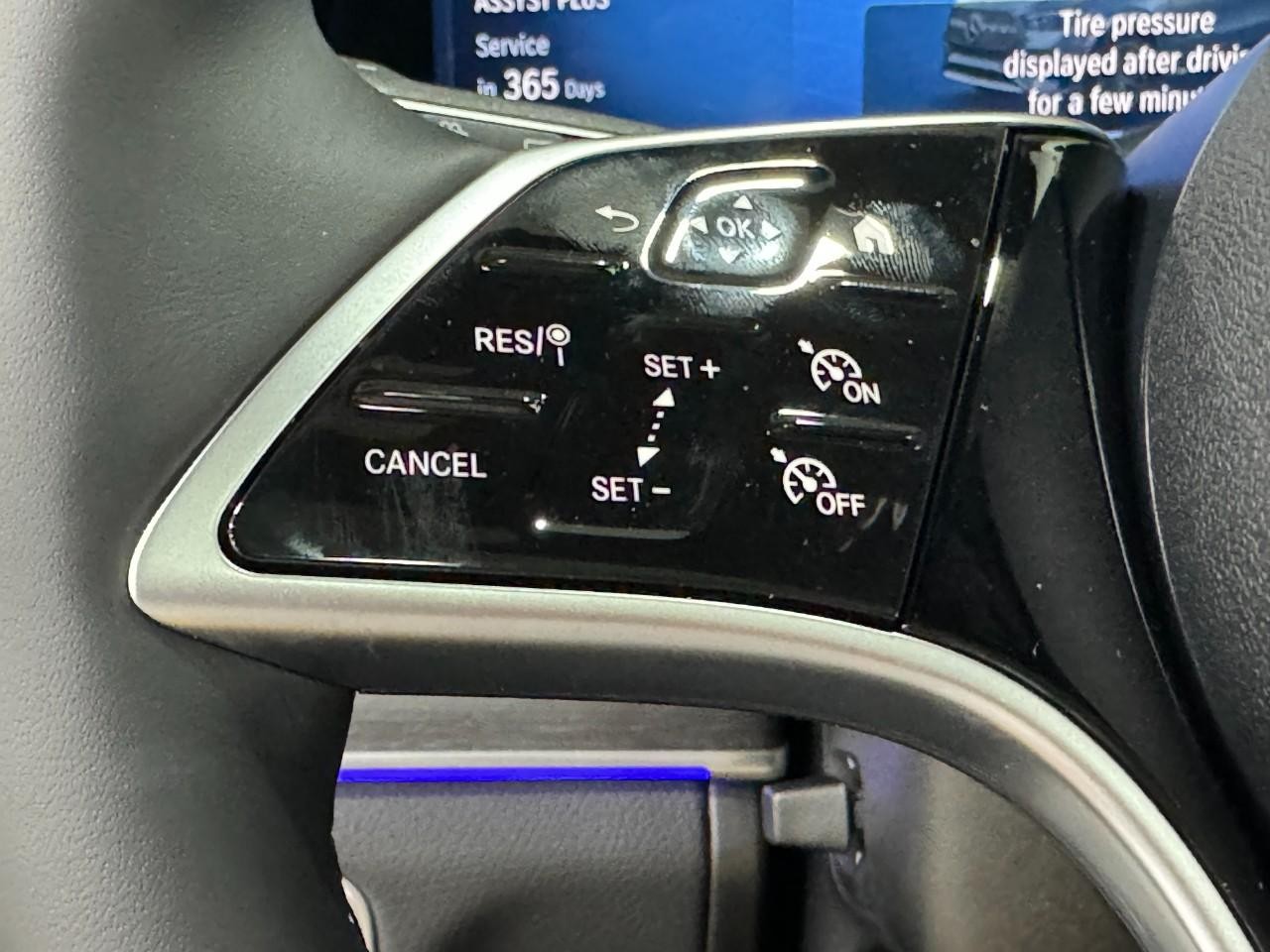 Mercedes-Benz GLE Vehicle Full-screen Gallery Image 32