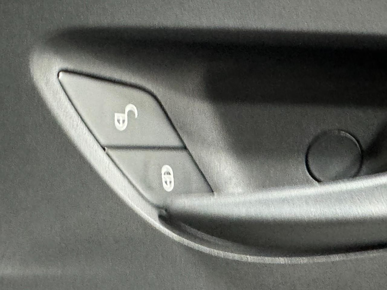 Mercedes-Benz Sprinter Cargo Van Vehicle Full-screen Gallery Image 19