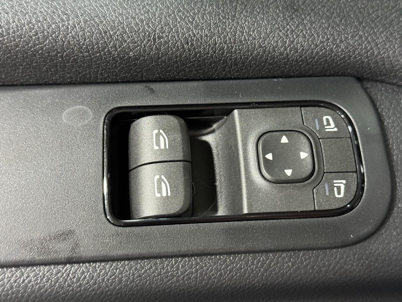 Mercedes-Benz Sprinter Cargo Van Vehicle Full-screen Gallery Image 20