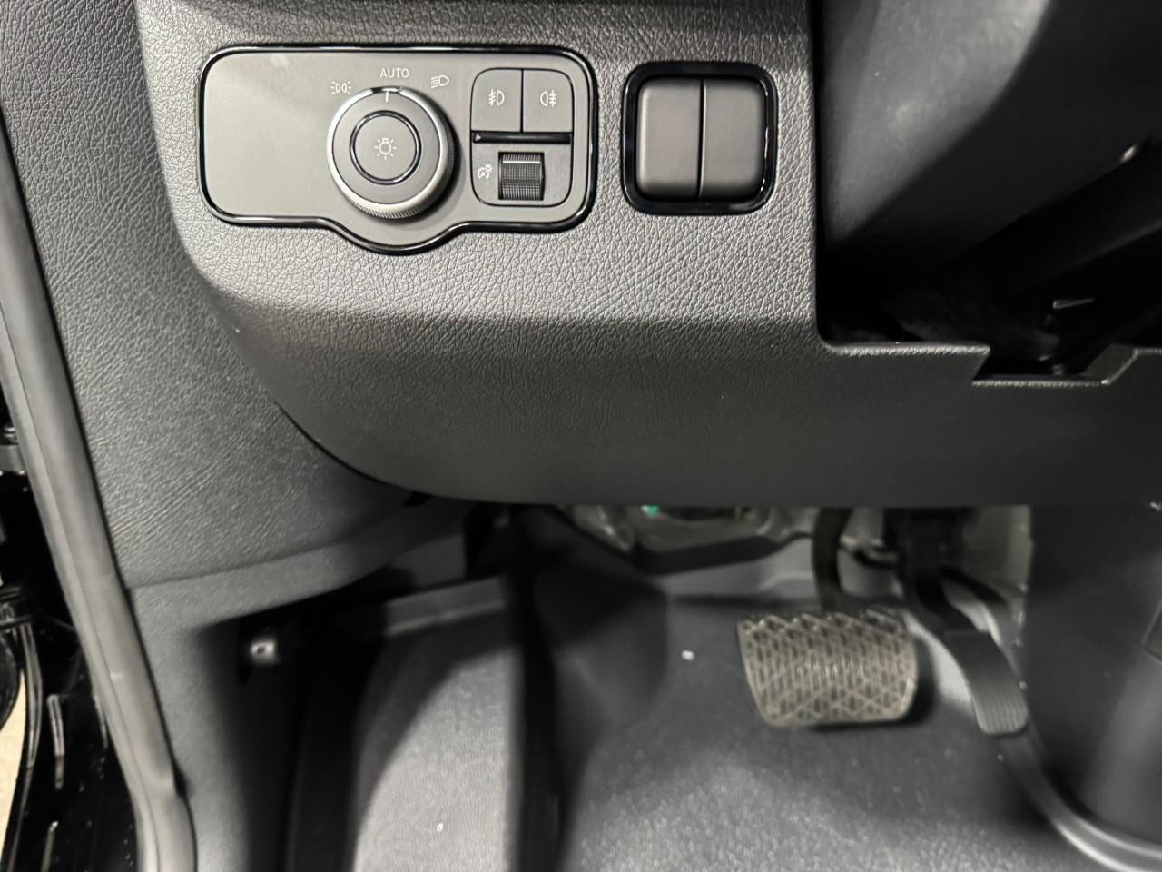 Mercedes-Benz Sprinter Cargo Van Vehicle Full-screen Gallery Image 25