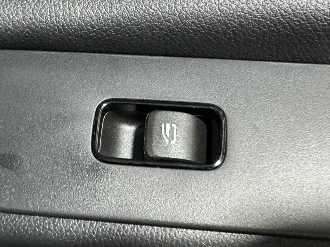 Mercedes-Benz Sprinter Cargo Van Vehicle Full-screen Gallery Image 18