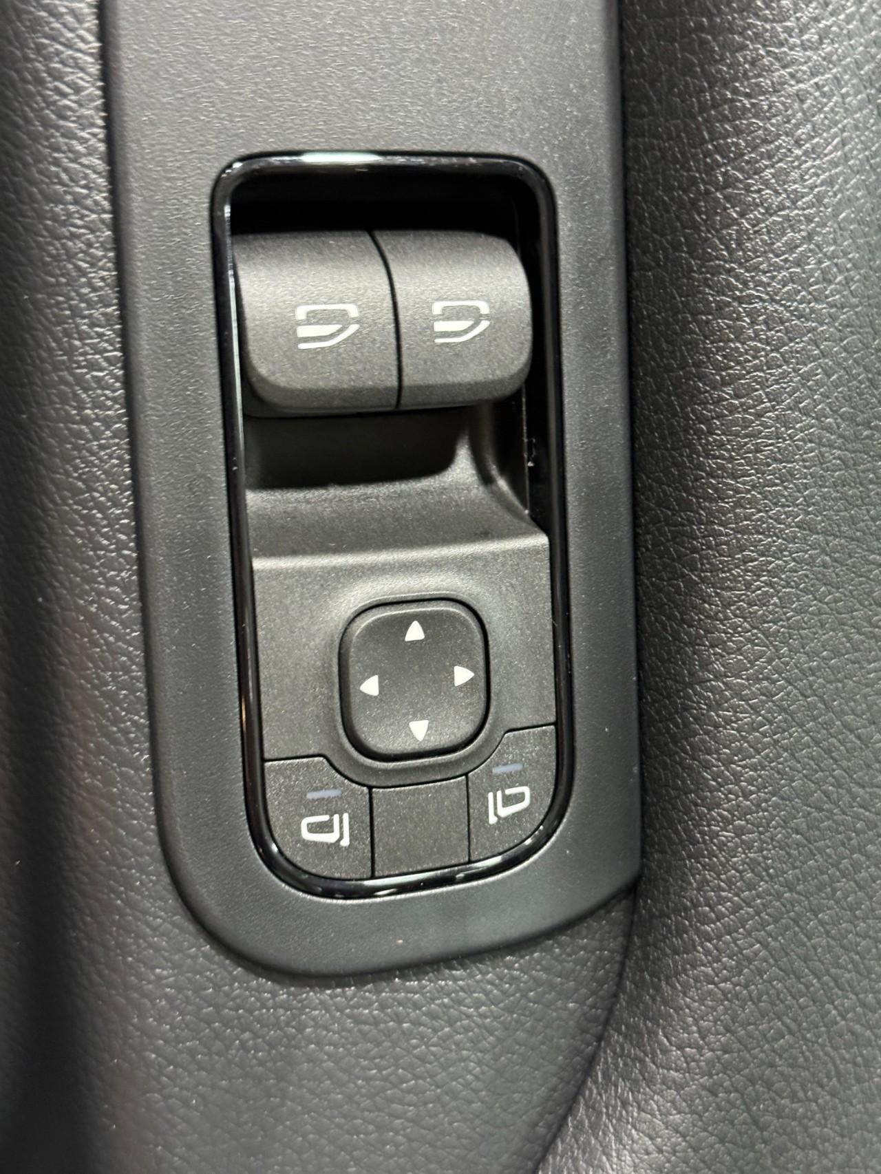 Mercedes-Benz Sprinter Cargo Van Vehicle Full-screen Gallery Image 20