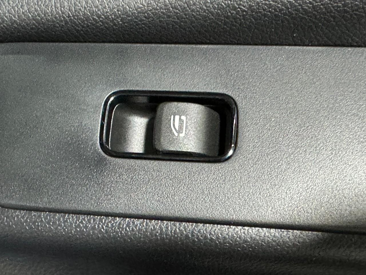 Mercedes-Benz Sprinter Cargo Van Vehicle Full-screen Gallery Image 18