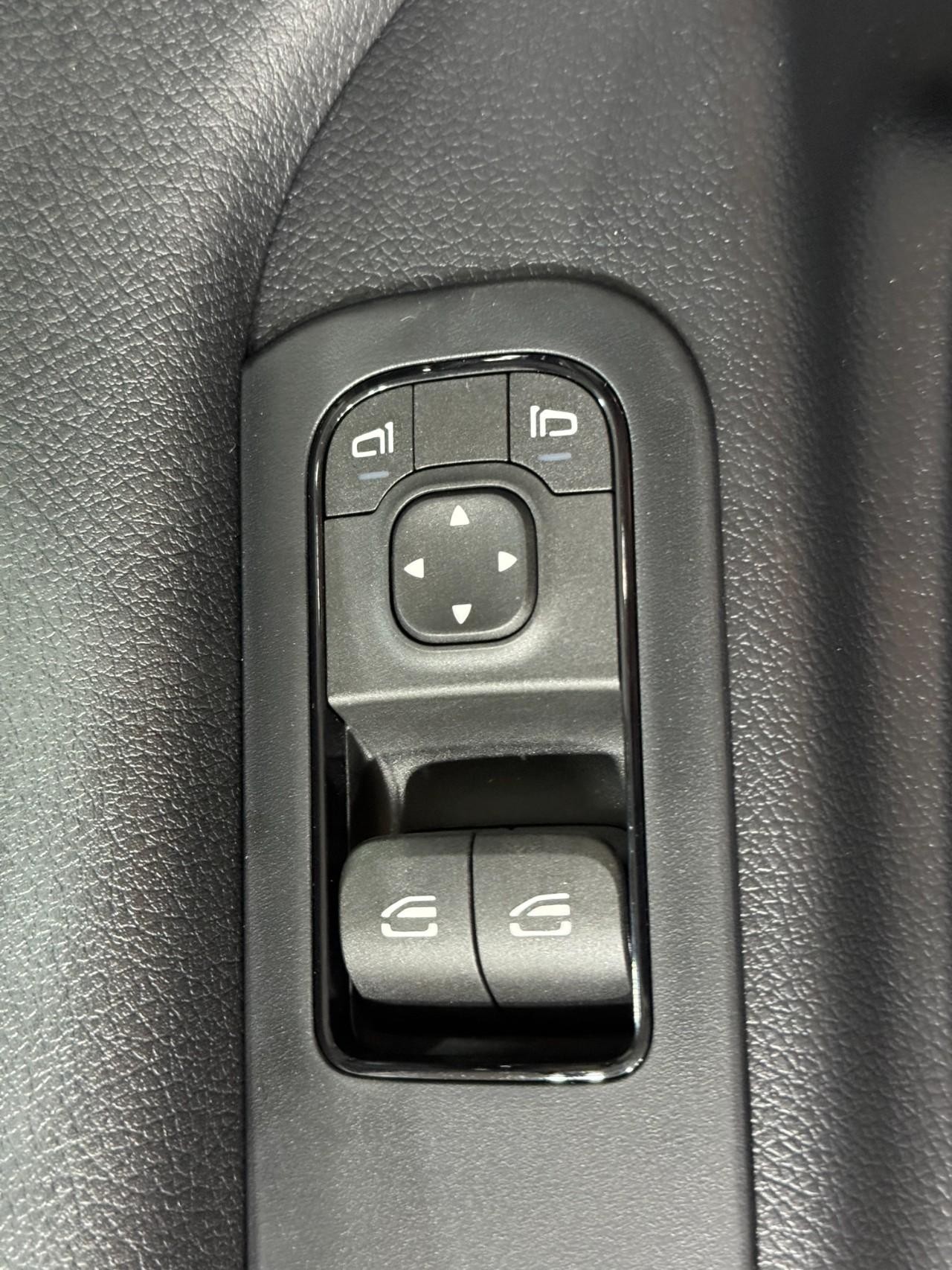 Mercedes-Benz Sprinter Cargo Van Vehicle Full-screen Gallery Image 20