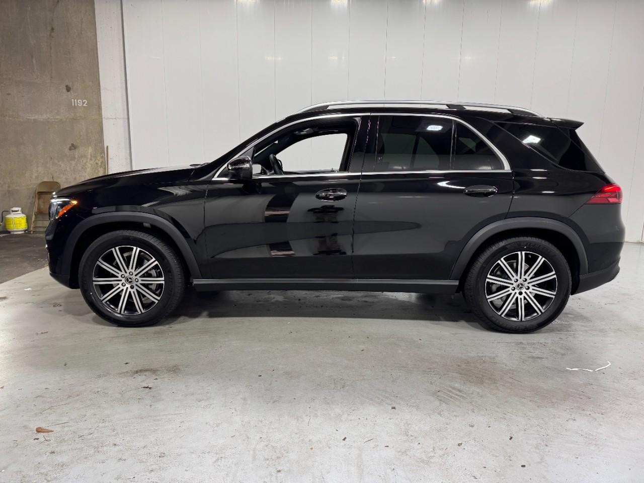 Mercedes-Benz GLE Vehicle Full-screen Gallery Image 2