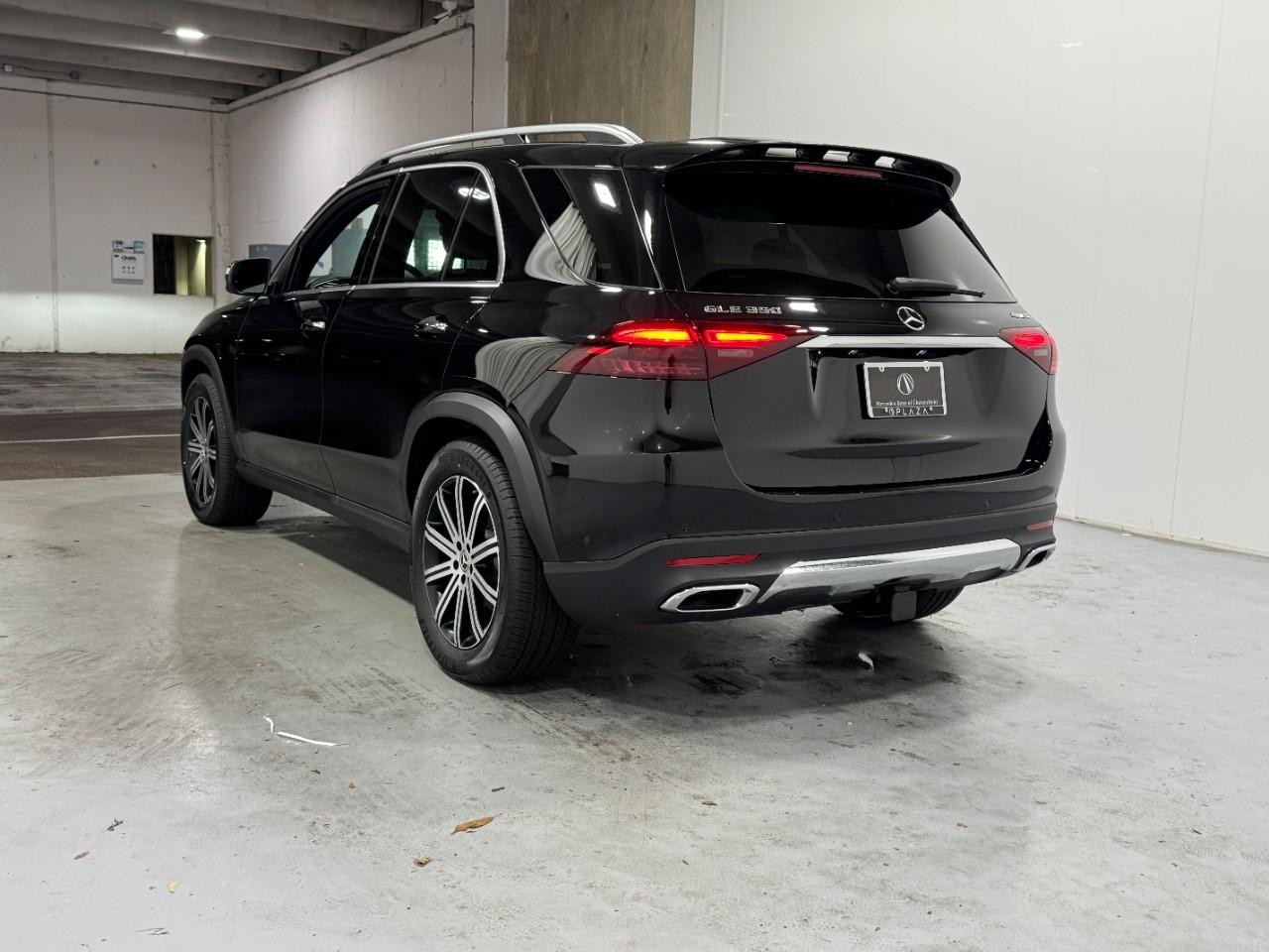 Mercedes-Benz GLE Vehicle Full-screen Gallery Image 3