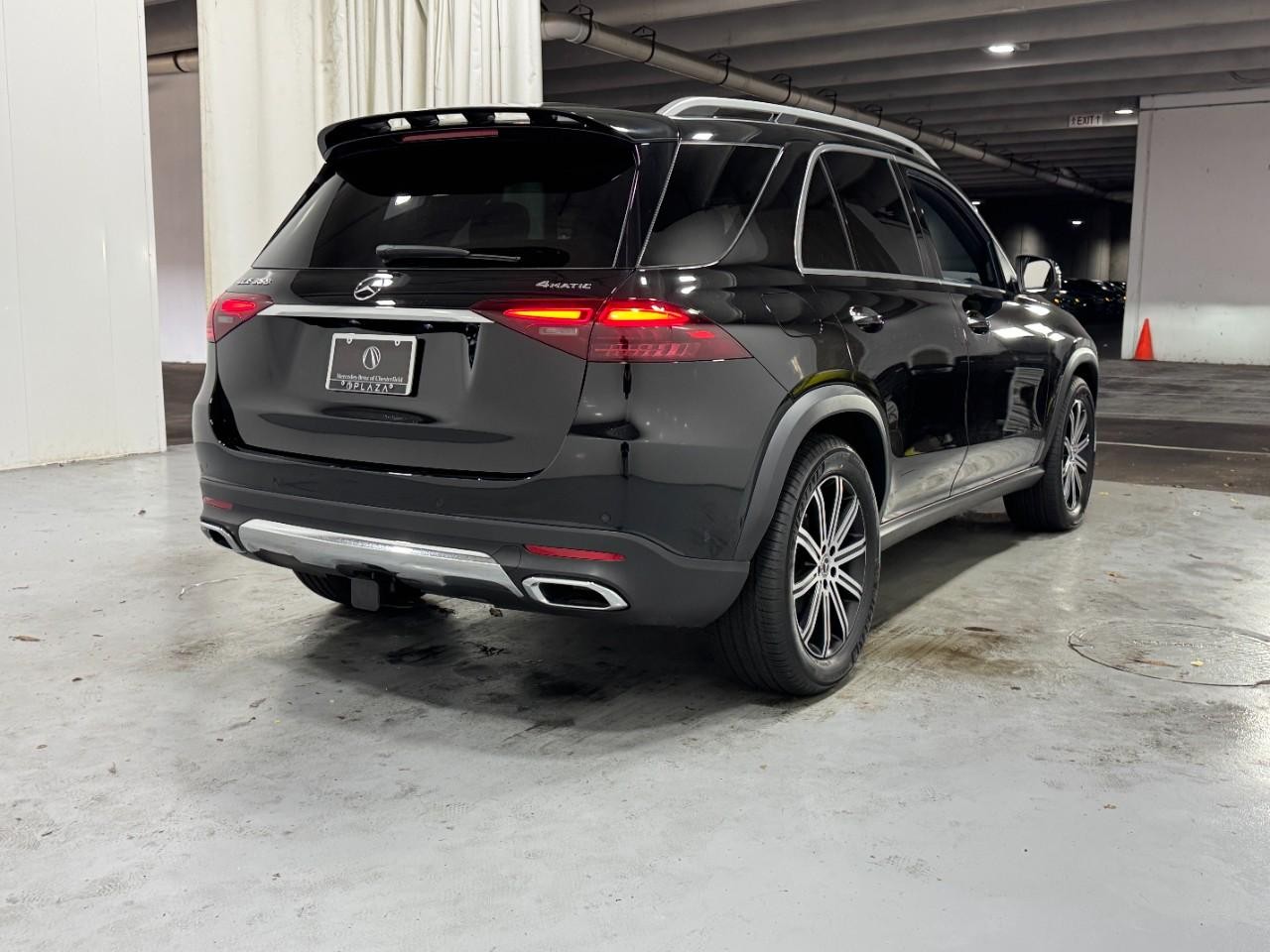 Mercedes-Benz GLE Vehicle Full-screen Gallery Image 4