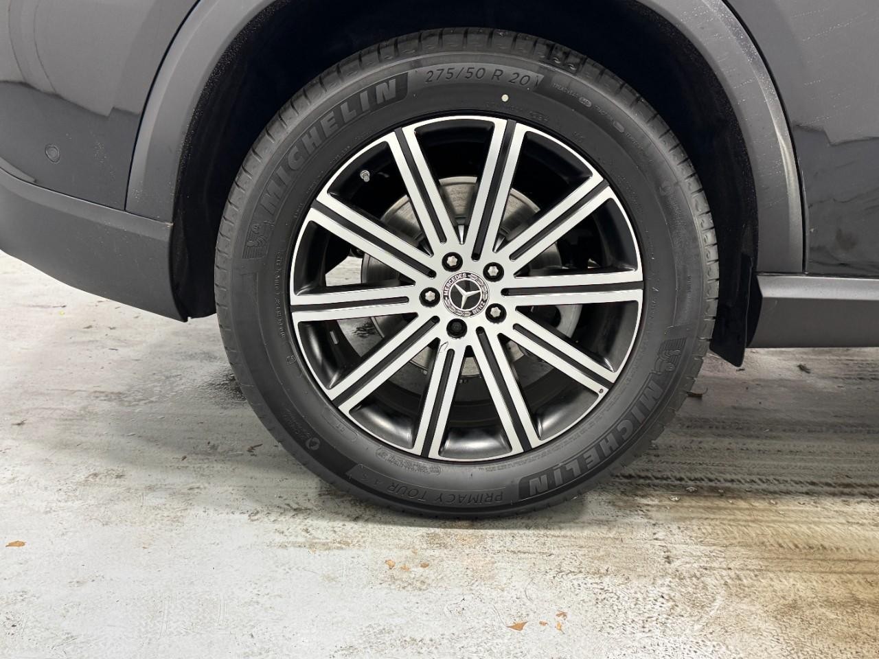 Mercedes-Benz GLE Vehicle Full-screen Gallery Image 5