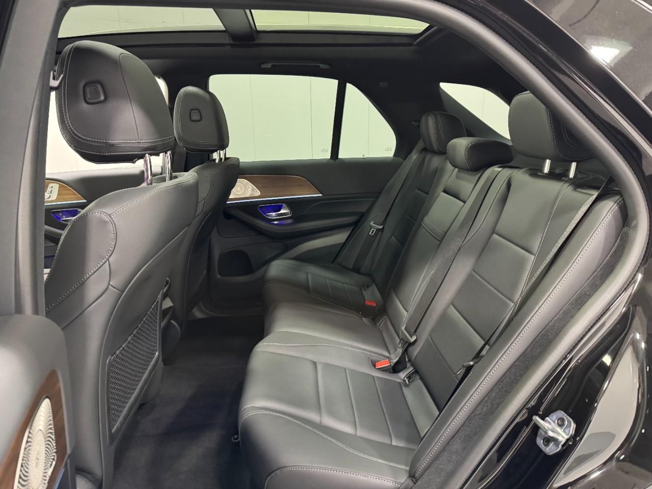 Mercedes-Benz GLE Vehicle Full-screen Gallery Image 8