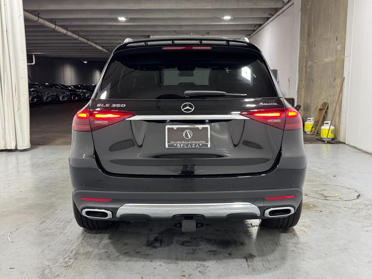 Mercedes-Benz GLE Vehicle Full-screen Gallery Image 9