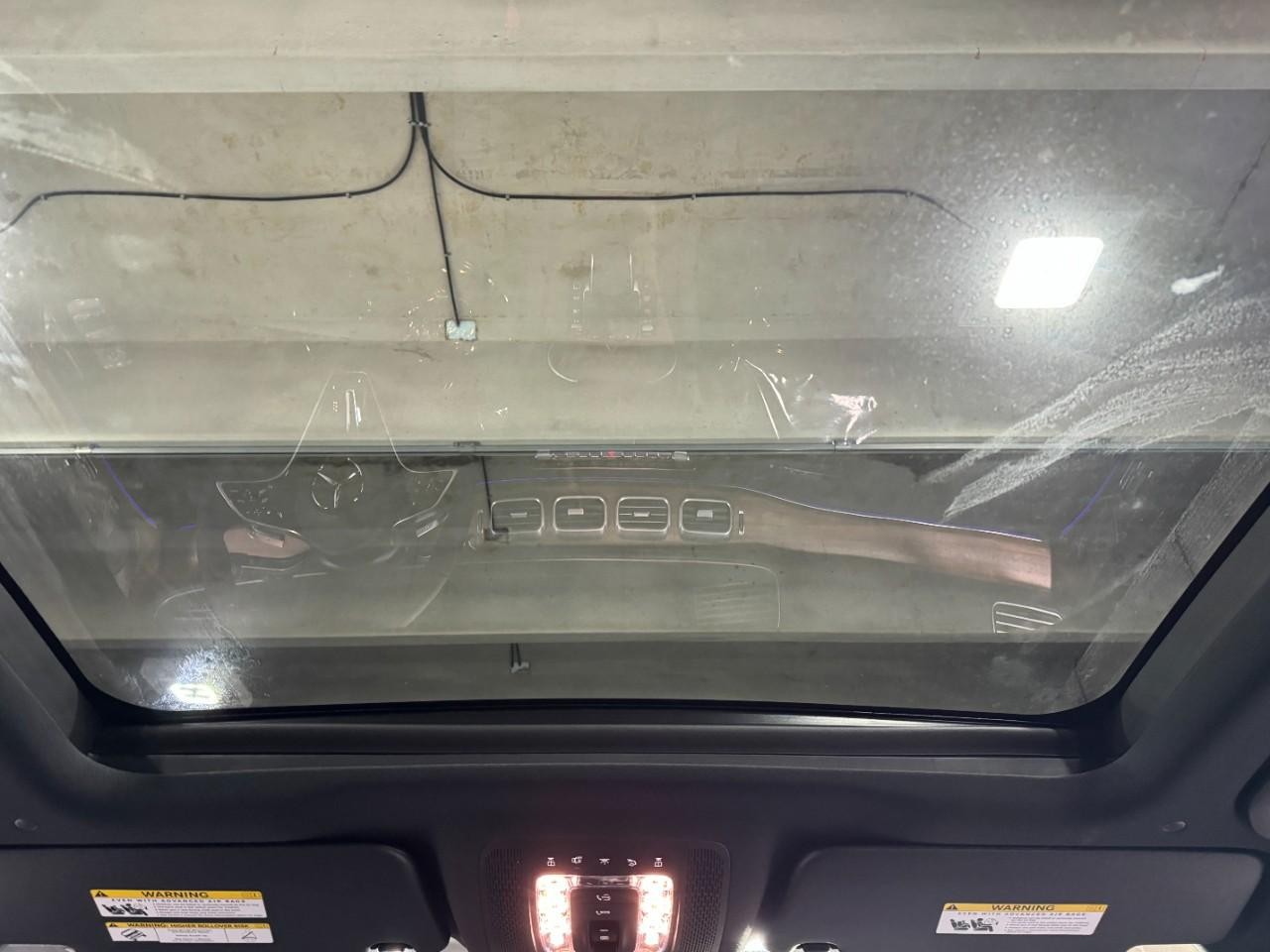 Mercedes-Benz GLE Vehicle Full-screen Gallery Image 11