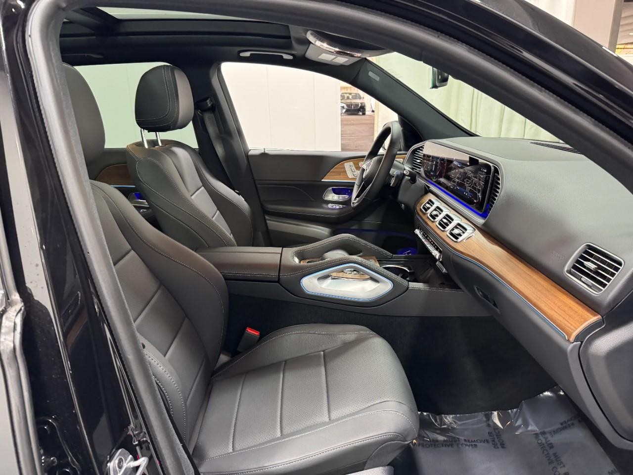 Mercedes-Benz GLE Vehicle Full-screen Gallery Image 18