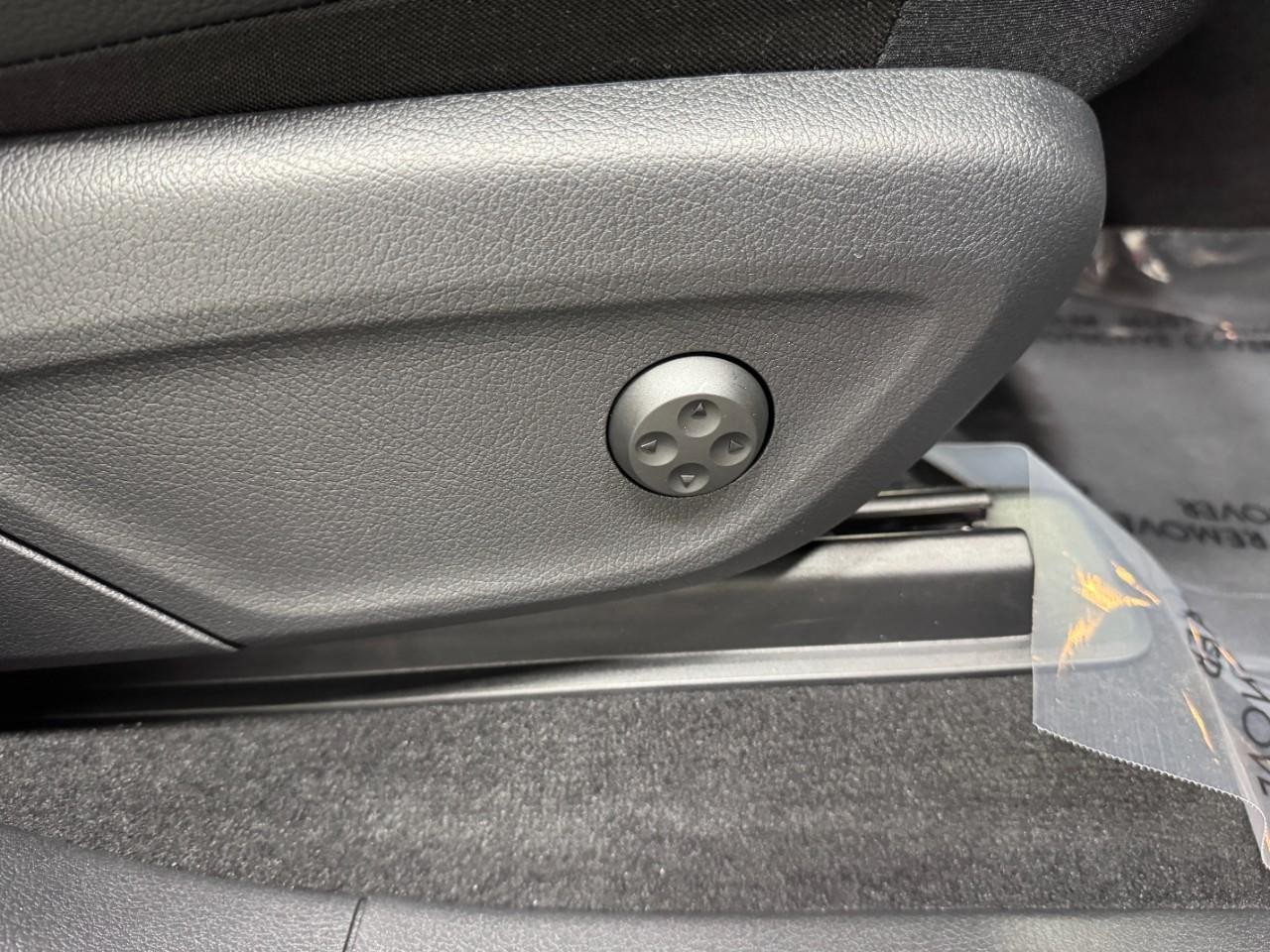 Mercedes-Benz GLE Vehicle Full-screen Gallery Image 20