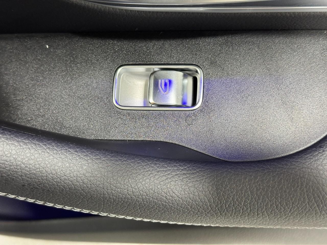 Mercedes-Benz GLE Vehicle Full-screen Gallery Image 23