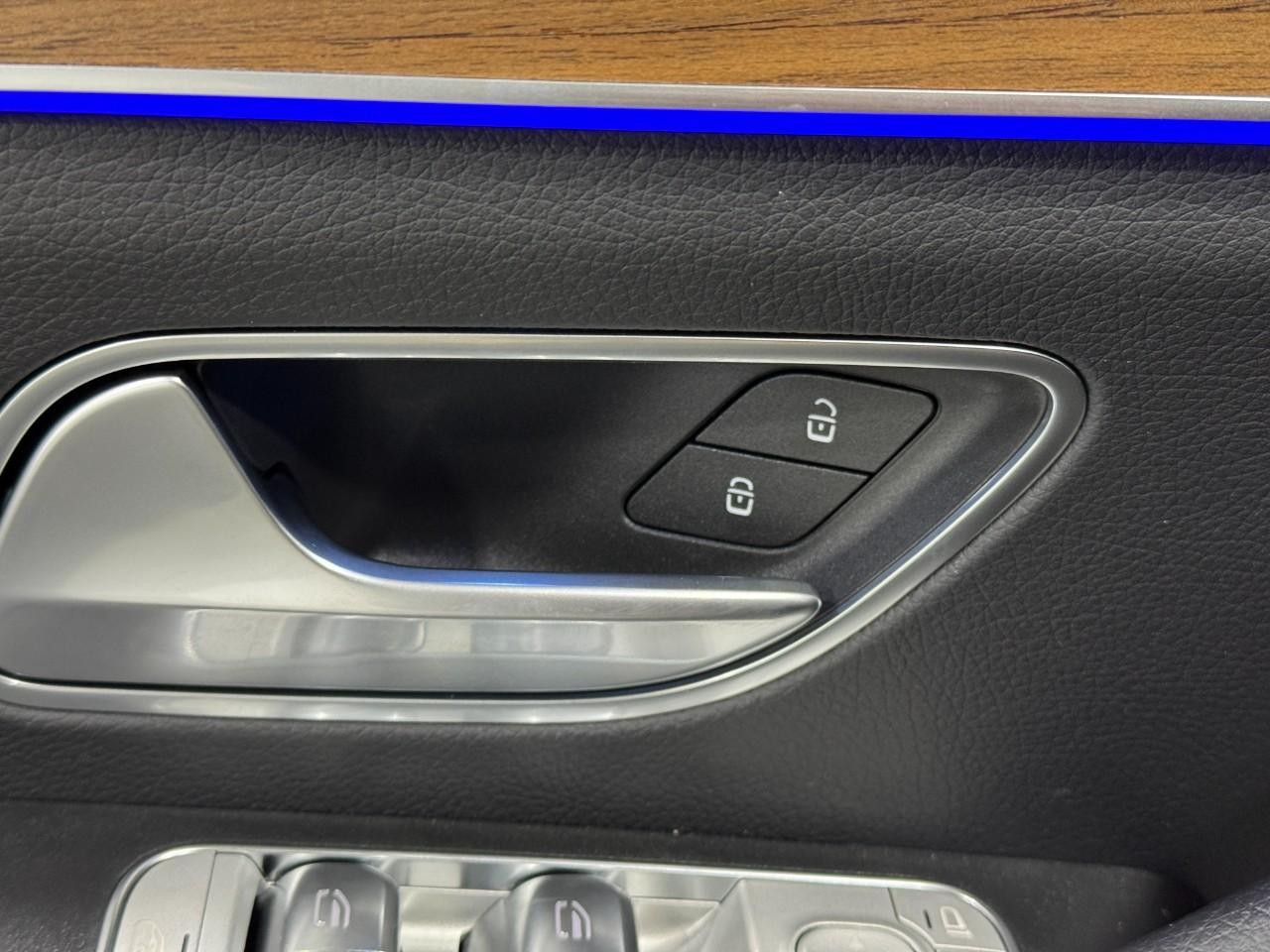 Mercedes-Benz GLE Vehicle Full-screen Gallery Image 26