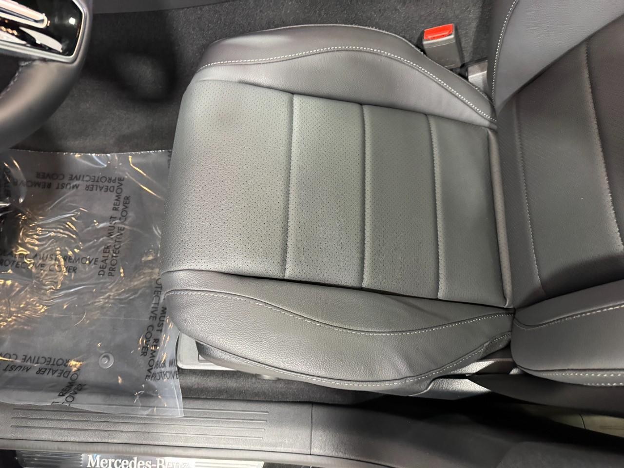 Mercedes-Benz GLE Vehicle Full-screen Gallery Image 30