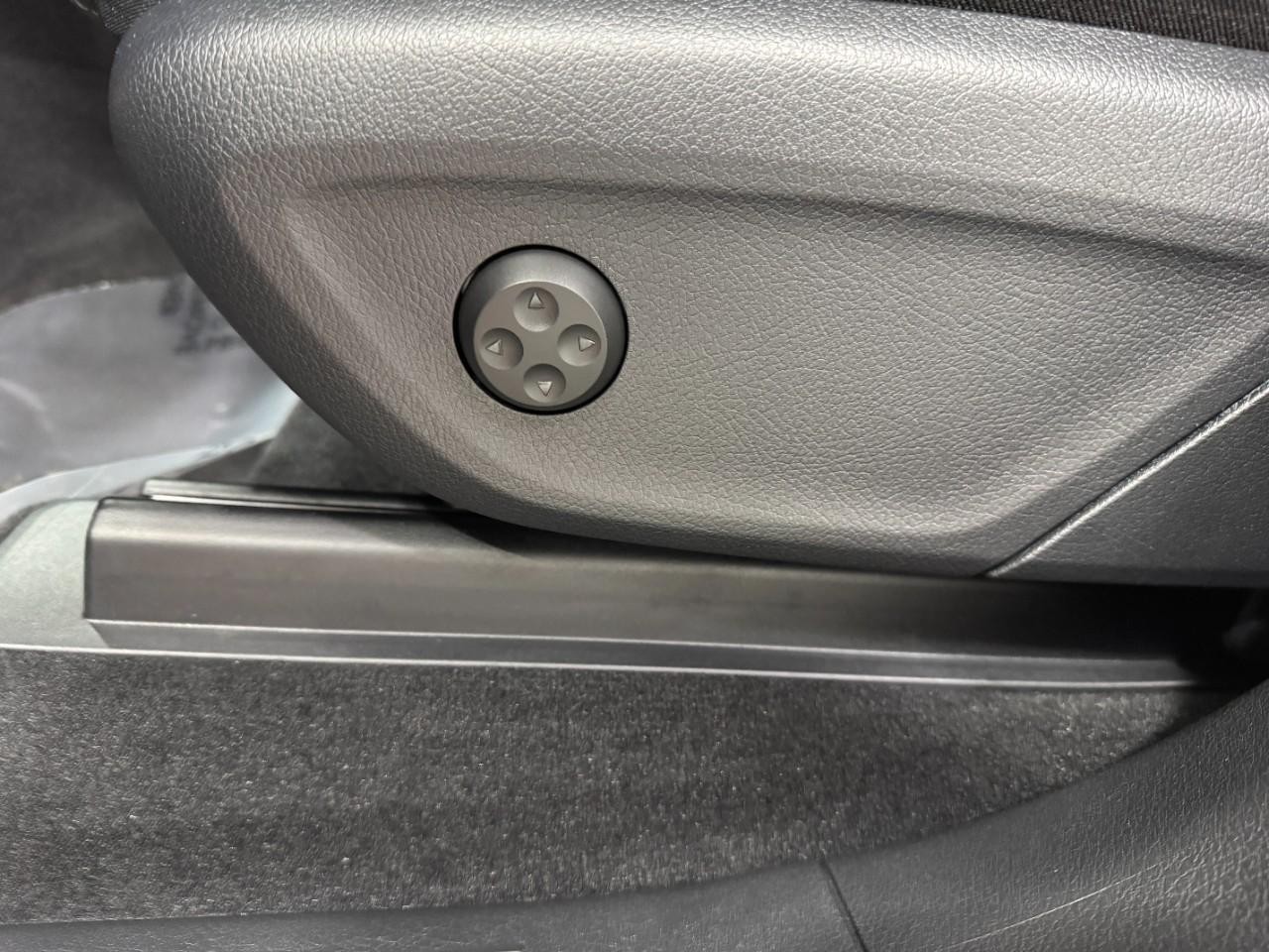 Mercedes-Benz GLE Vehicle Full-screen Gallery Image 31