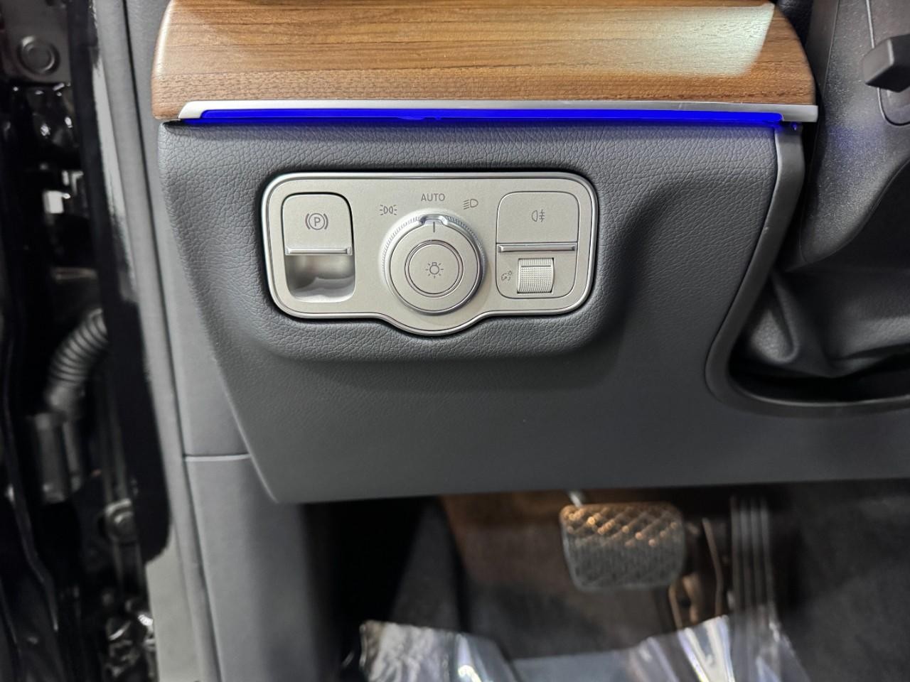 Mercedes-Benz GLE Vehicle Full-screen Gallery Image 32