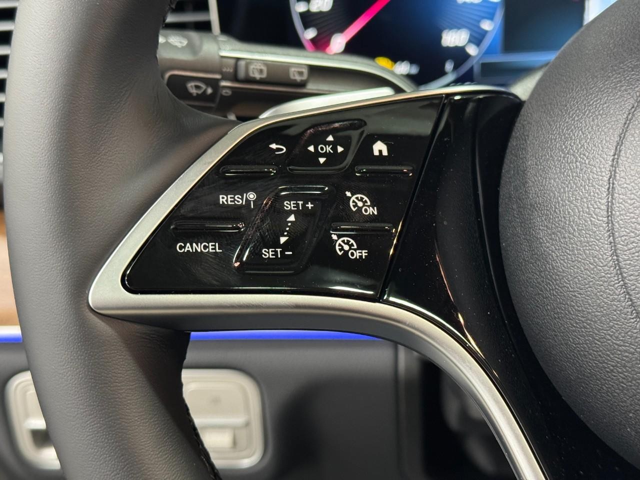 Mercedes-Benz GLE Vehicle Full-screen Gallery Image 33