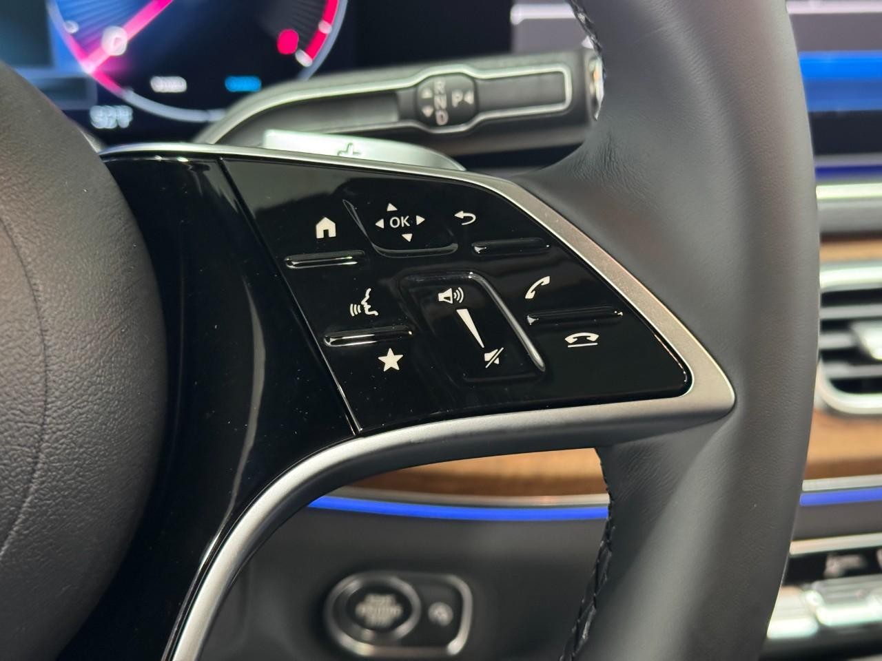 Mercedes-Benz GLE Vehicle Full-screen Gallery Image 34