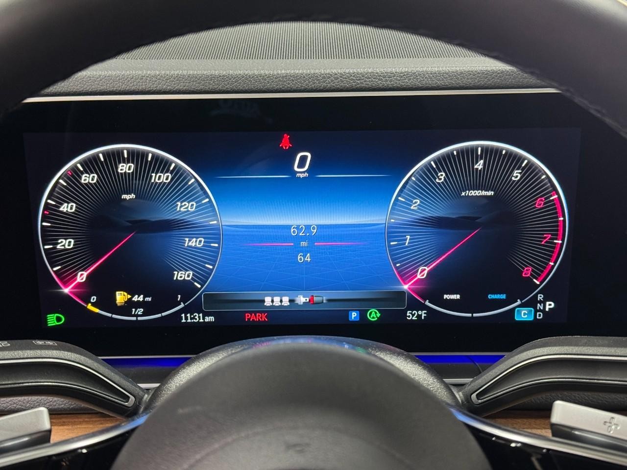 Mercedes-Benz GLE Vehicle Full-screen Gallery Image 35