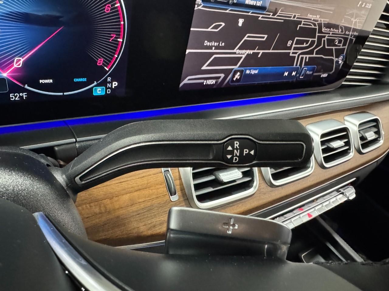 Mercedes-Benz GLE Vehicle Full-screen Gallery Image 36