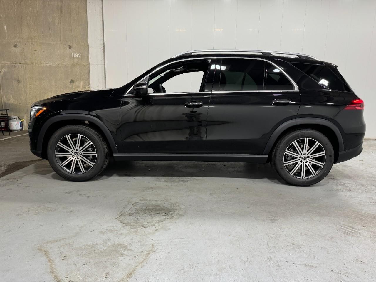 Mercedes-Benz GLE Vehicle Full-screen Gallery Image 2