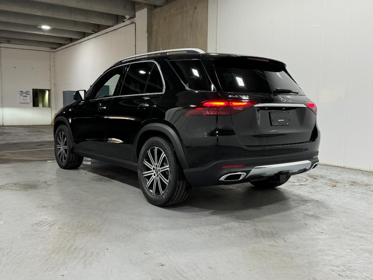 Mercedes-Benz GLE Vehicle Full-screen Gallery Image 3