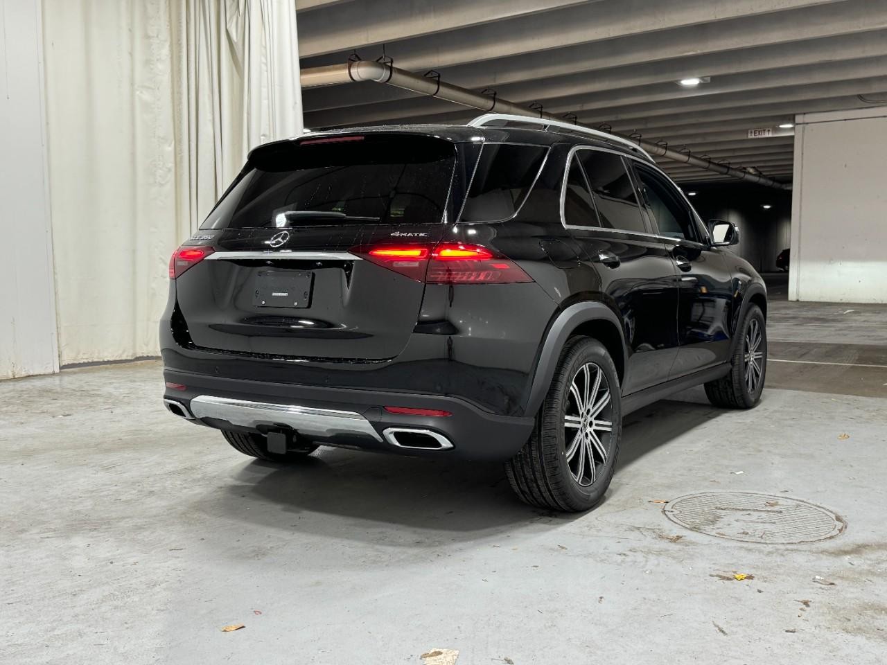 Mercedes-Benz GLE Vehicle Full-screen Gallery Image 4