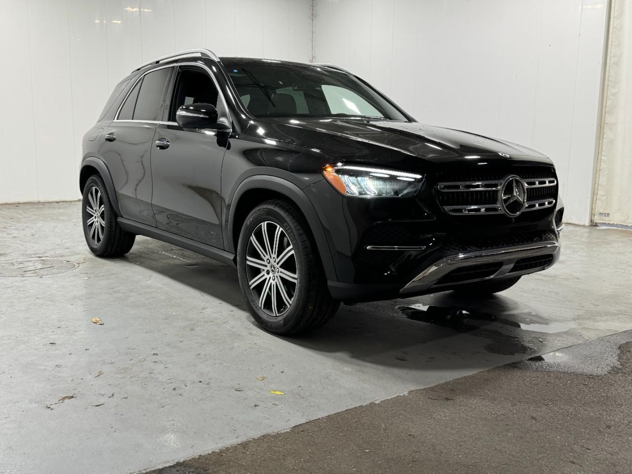 Mercedes-Benz GLE Vehicle Full-screen Gallery Image 6