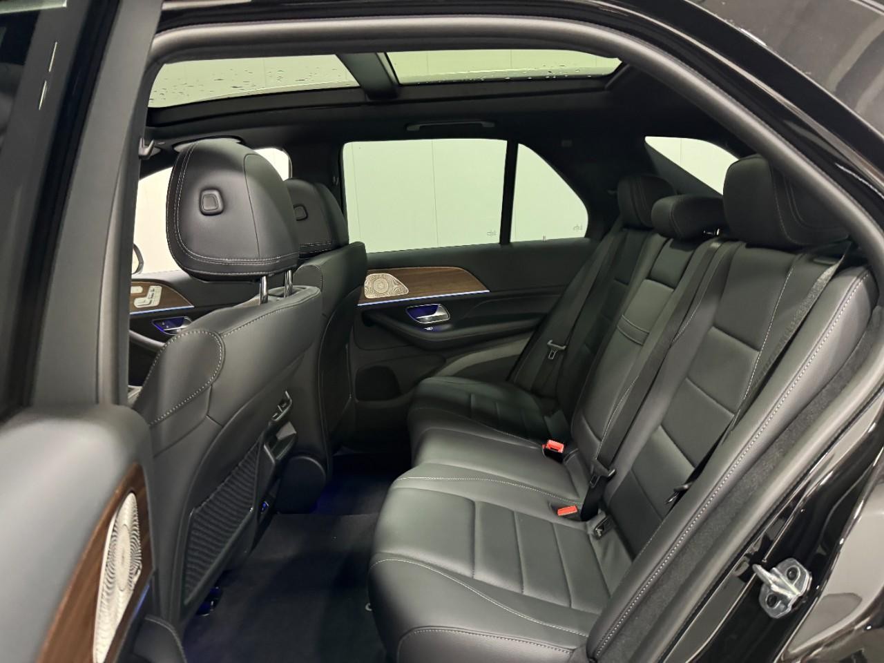 Mercedes-Benz GLE Vehicle Full-screen Gallery Image 8