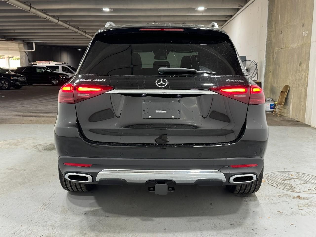 Mercedes-Benz GLE Vehicle Full-screen Gallery Image 9