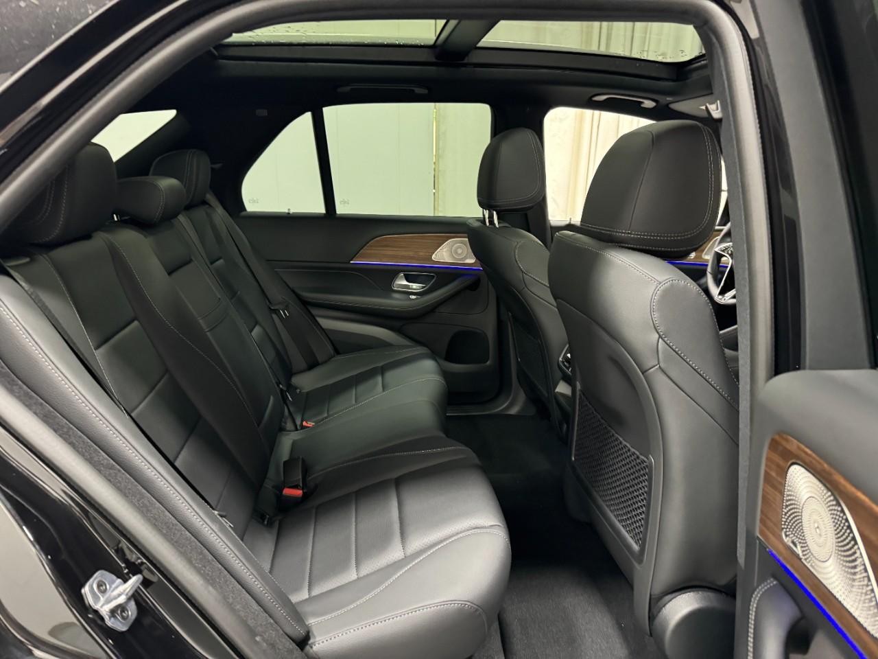 Mercedes-Benz GLE Vehicle Full-screen Gallery Image 10