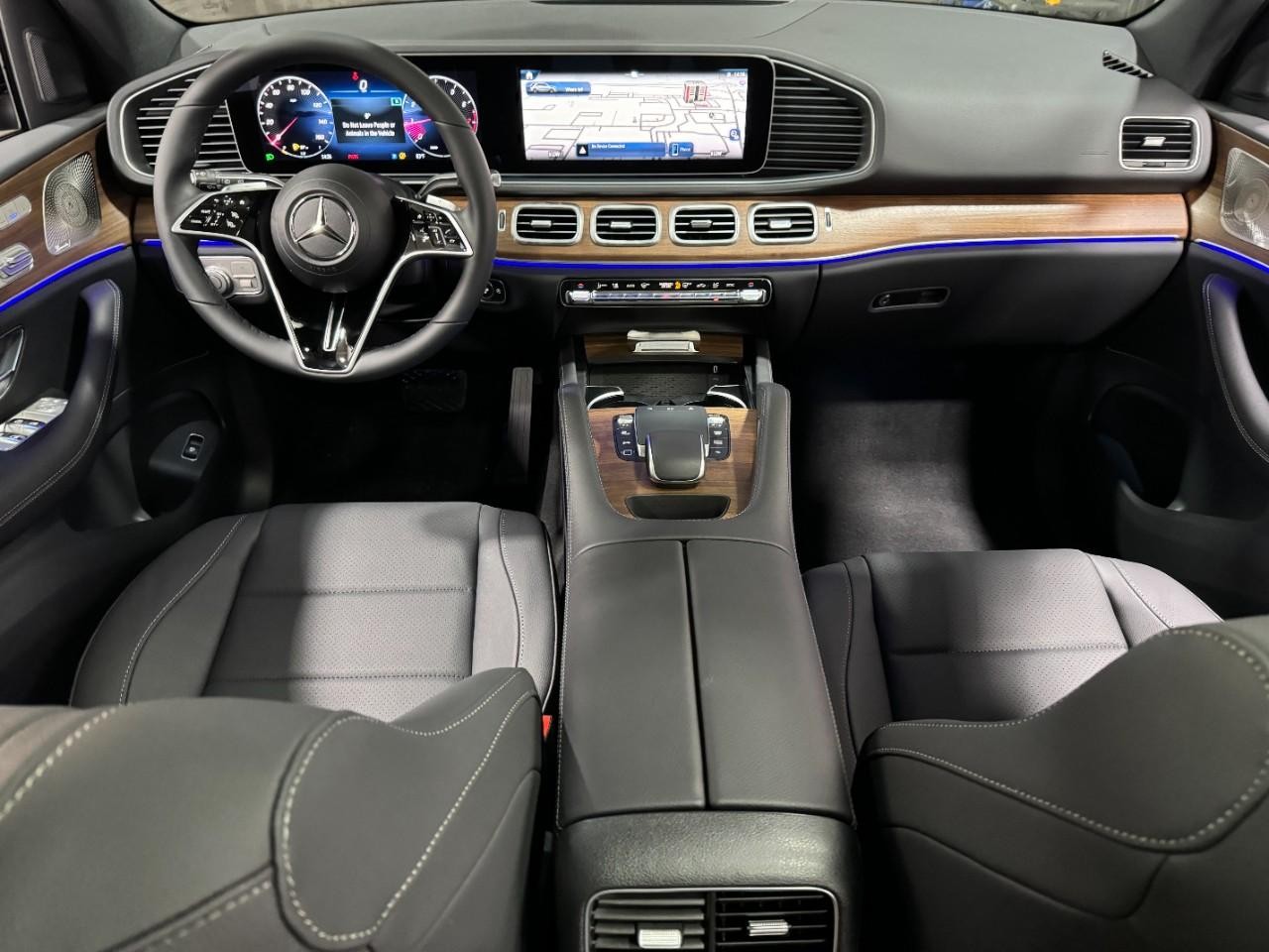 Mercedes-Benz GLE Vehicle Full-screen Gallery Image 12
