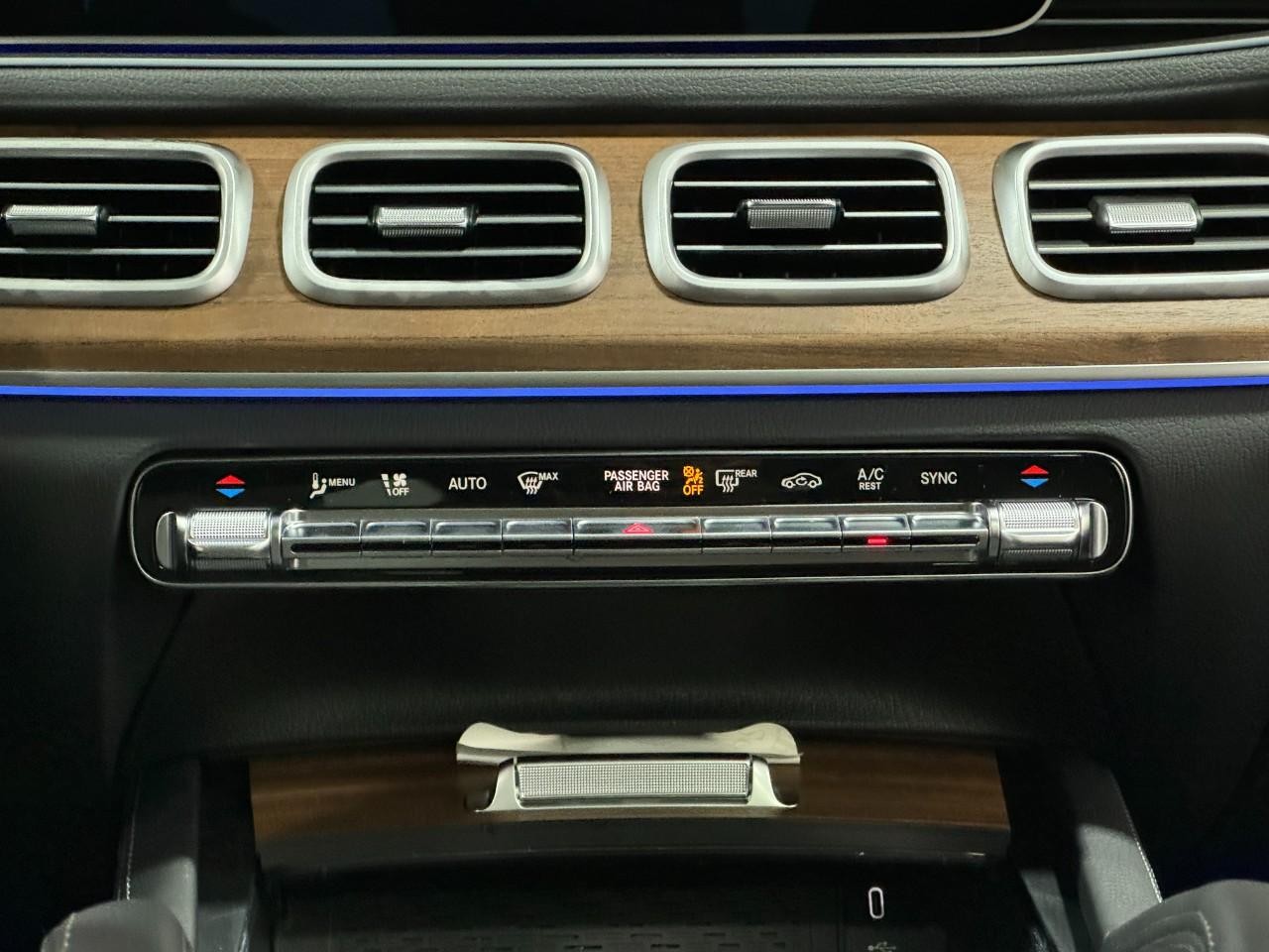 Mercedes-Benz GLE Vehicle Full-screen Gallery Image 15