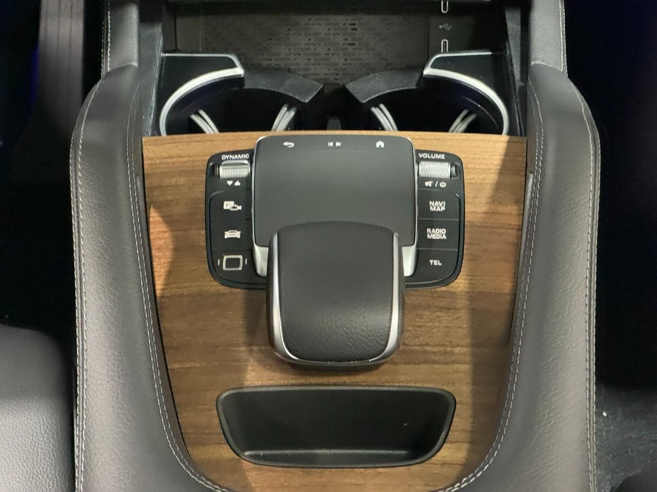 Mercedes-Benz GLE Vehicle Full-screen Gallery Image 16