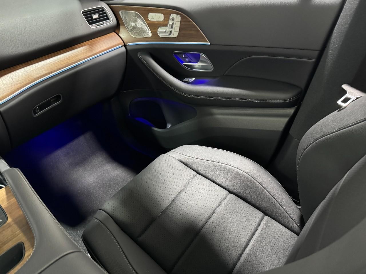 Mercedes-Benz GLE Vehicle Full-screen Gallery Image 17