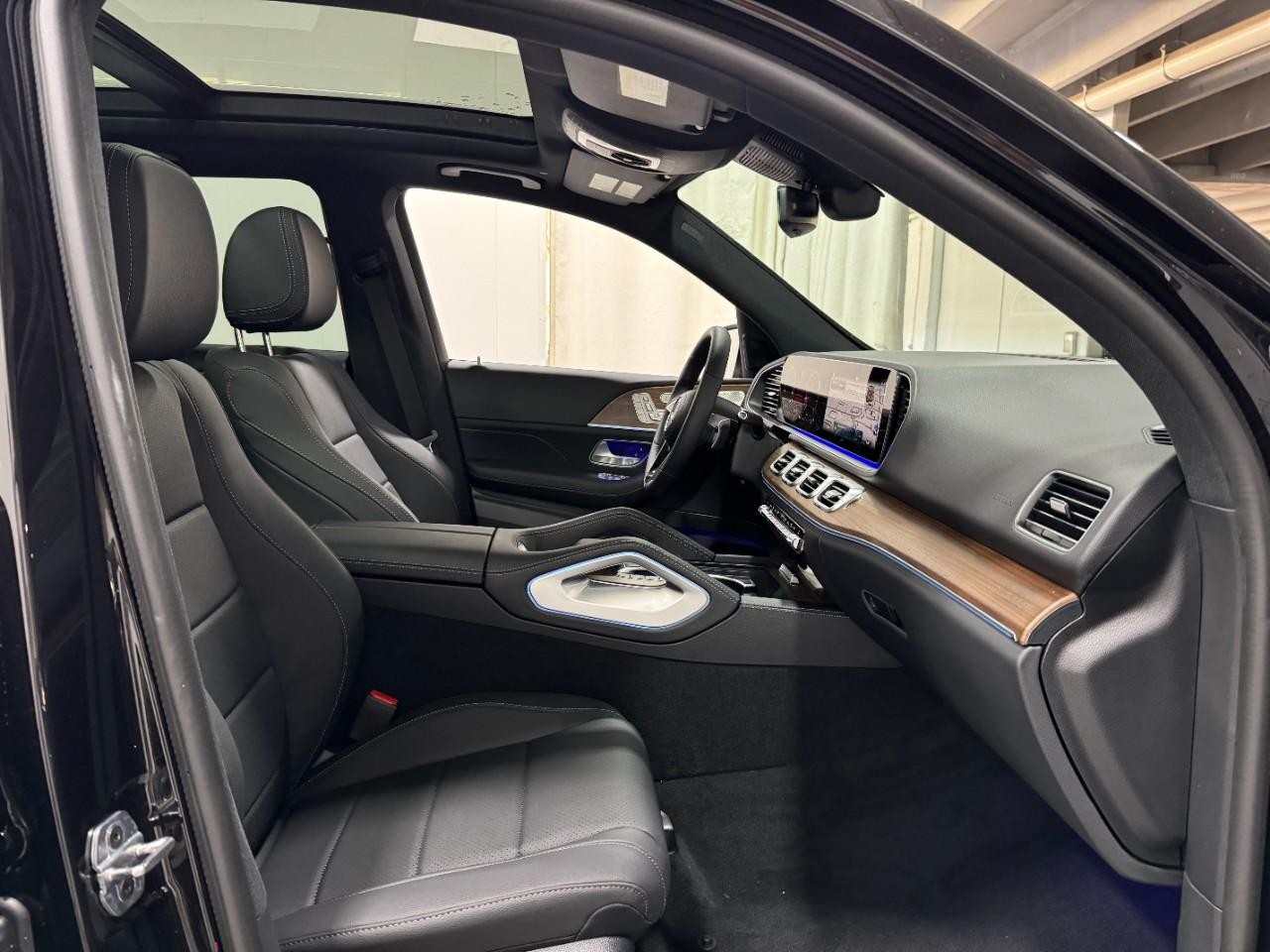 Mercedes-Benz GLE Vehicle Full-screen Gallery Image 18