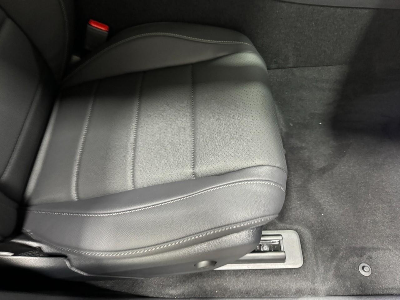 Mercedes-Benz GLE Vehicle Full-screen Gallery Image 19