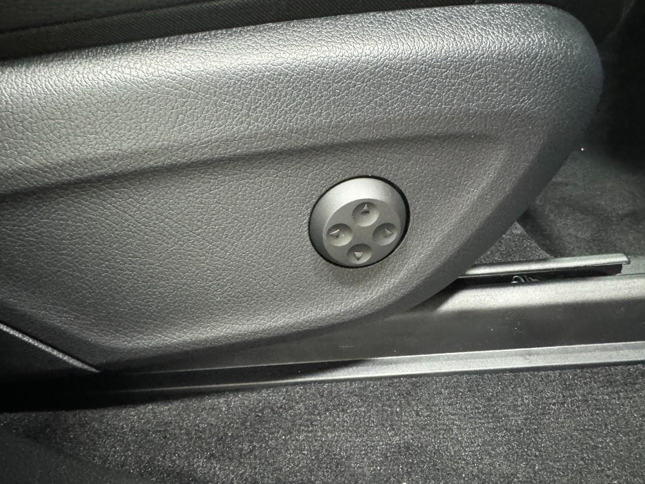 Mercedes-Benz GLE Vehicle Full-screen Gallery Image 20