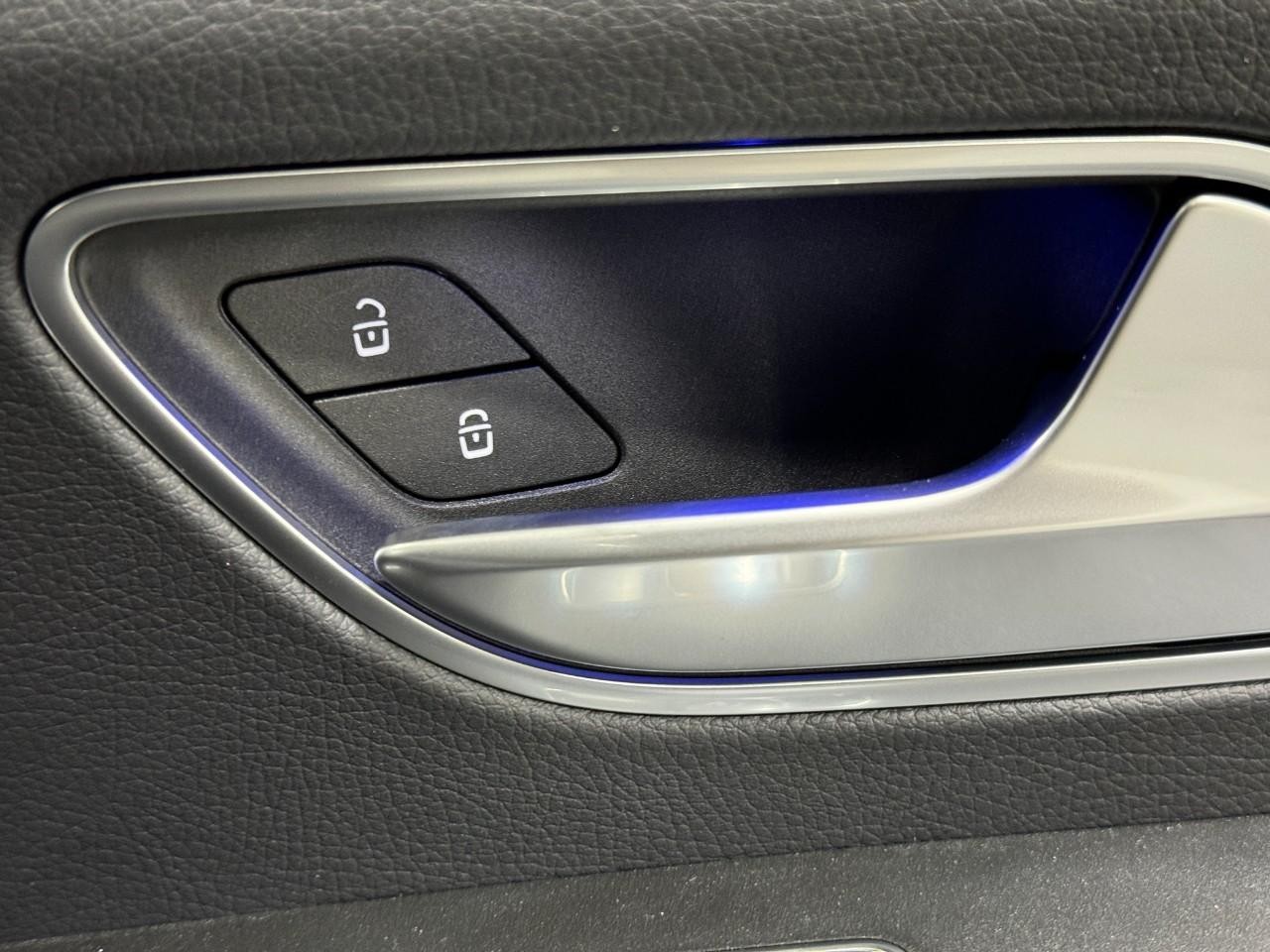 Mercedes-Benz GLE Vehicle Full-screen Gallery Image 22