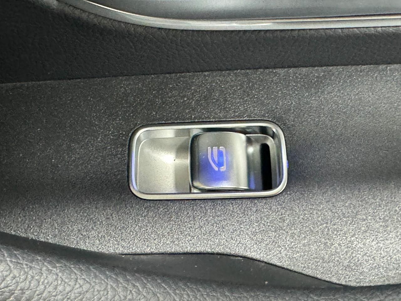 Mercedes-Benz GLE Vehicle Full-screen Gallery Image 23