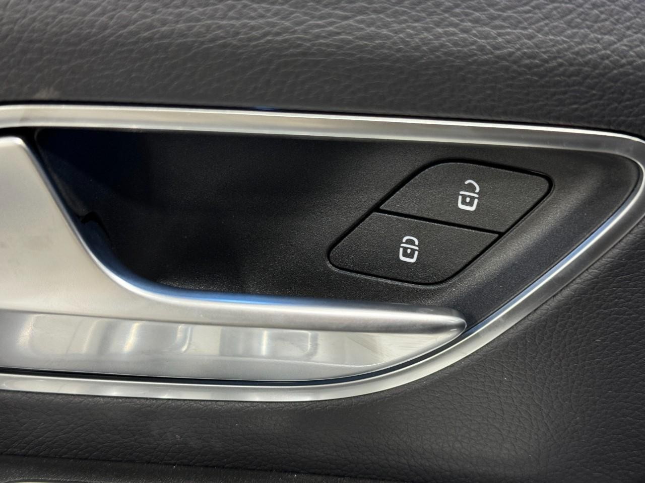 Mercedes-Benz GLE Vehicle Full-screen Gallery Image 26