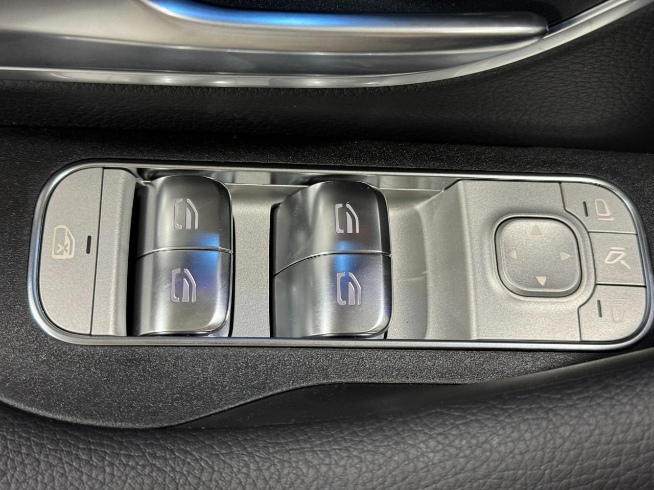 Mercedes-Benz GLE Vehicle Full-screen Gallery Image 27